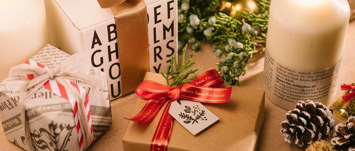 Julklappar inslagna med satinband från Brother