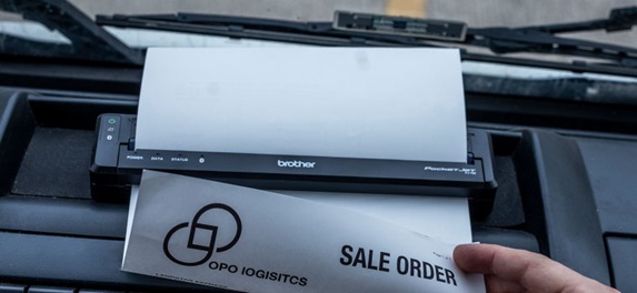 Brother mobil dokumentskrivare på bilens instrumentbräda