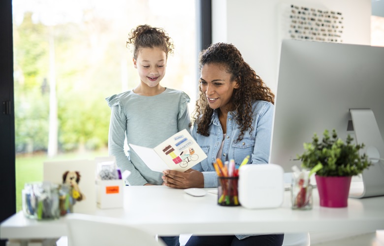 Mamma med dotter och en Brother P-touch CUBE märkmaskin