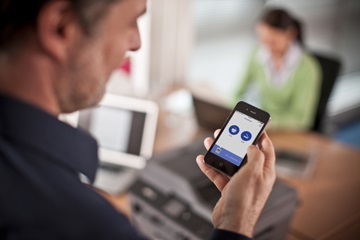 man tittar på smartphone iPrint&Scan