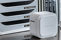 P-touch CUBE Pro PT-P910 bredvid ett brevställ